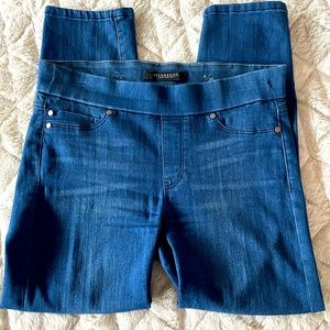 Soft pull up blue jeans with faux front pockets